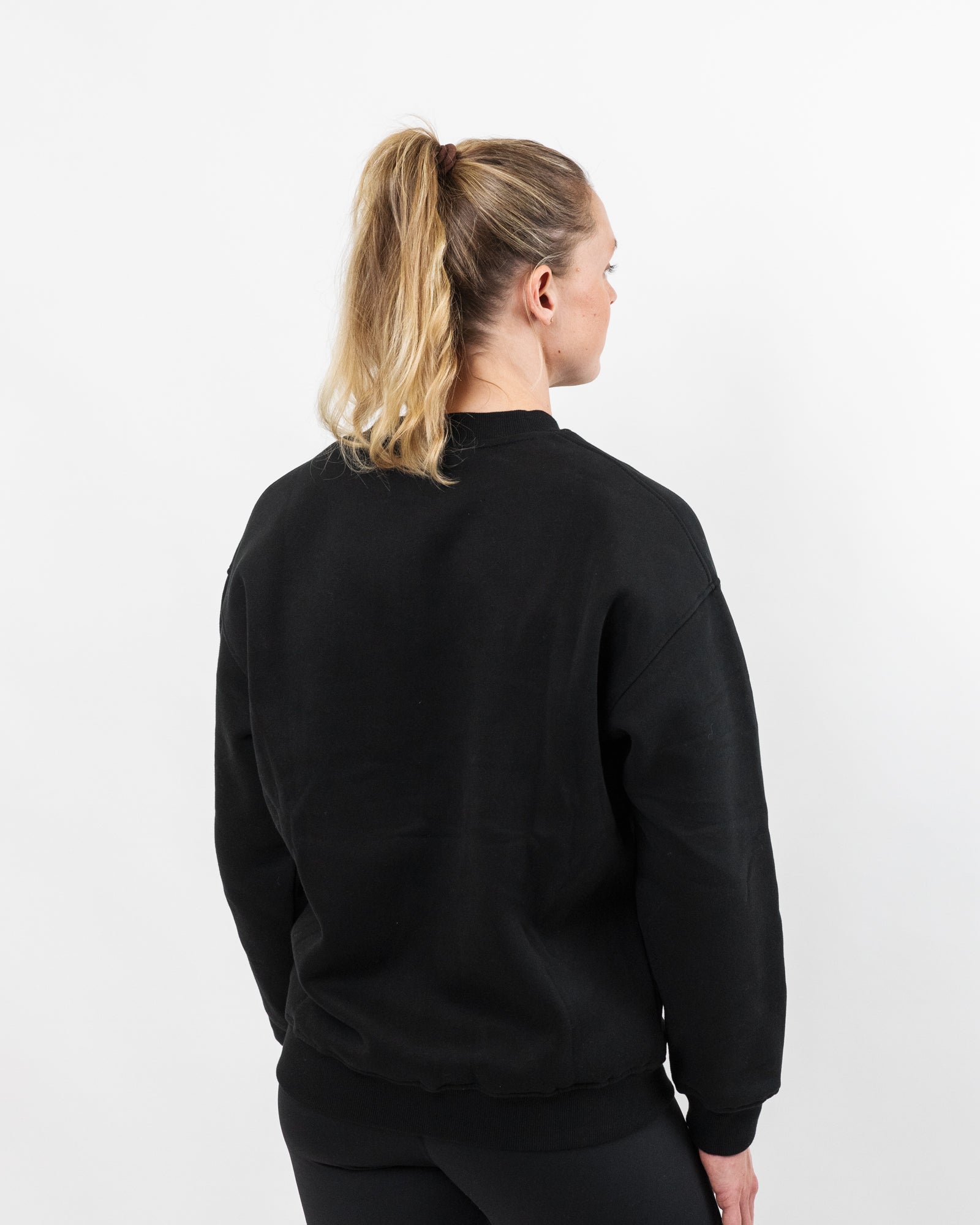 Essential Sweatshirt Black-4